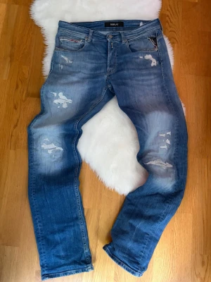 Replay jeans - Replay jeans i riktigt fint skick. Straight fit i storleken W30 L32. Hör av er med frågor och funderingar🙂 
