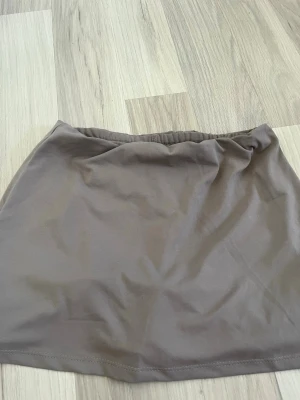 Mini kjol  - Mini kjol från shein med inbyggda shorts i storlek Xs. Aldrig använda.   Postar mellan 1-3 dagar efter köp.  Hör gärna av dig om du har frågor eller vill ha fler bilder! 