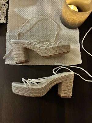 Klackar❤️ - Jätte fina klackar från H&M❤️ Är lite smutsiga på undersidan med allt annat är i bra kvalité🫶🏼