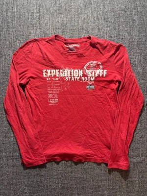 Napapijri longsleeve ~ vintage - Sjukt eftertraktad Napapijri longsleeve ~ vintage modell | st M | färg röd | klassisk passform | sällsynt 2000’s modell | OBS kan gå ner lite i pris vid snabb affär! 🏄  