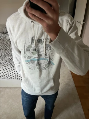 VINTAGE Abercrombie&Fitch hoodie  - Säljer en sjukt snygg vintage Abercrombie & Fitch Paris edition hoodie som släpptes mellan 2011-2014 när dom öppna sin butik i Paris som invigdes i maj 2011! ✌🏼———————————————————————————                                                       📐| Storlek: L                                                           👖| Märke: Abercrombie & Fitch                           🔎| Skick: Bra skick                                                ✍🏻| Skriv om du har några frågor