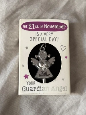 Guardian angel  21st November - En liten guardian angel som både kan användas till smycke och nyckelring med texten 21st november!