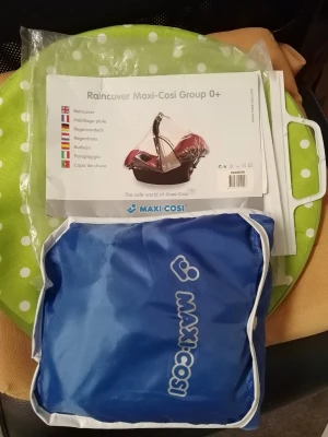 Regnskydd Maxi-Cosi Group 0+ - Praktiskt regnskydd för babyskydd från Maxi-Cosi Group 0+. Kommer i en blå förvaringsväska med vitt kantband och Maxi-Cosi-logga. Perfekt för att skydda barnet mot regn under promenader. Passar till babyskydd och är lätt att ta med.