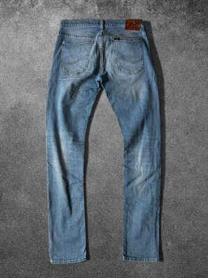 Lee Jeans  - Lee Luke Slim Tapered Jeans | Storlek W30/L34 | Använda men i mycket bra skick, inga defekter | Slim passform, längre benlängd | Mått: midja 41 cm, längd 109 cm | Skickas snabbt, kan gå ner i pris vid snabb affär  Mvh ActiveResell | REF: LEE-003 