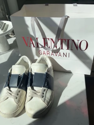 Valentino open  - Säljer dessa feta valentino opens, är i färgen navy blue, är i storlek 42, kan även passa 41. Använd några fåtal gånger men inga synliga defekter. Hör av dig vid funderingar kring pris osv.🙌🤩