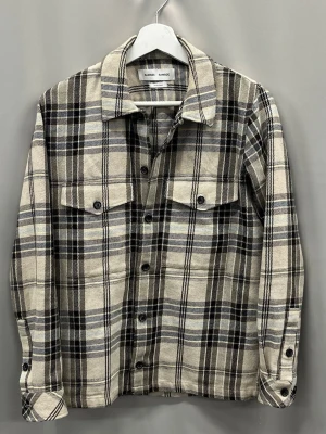 Samsøe samsøe overshirt - Skick: mycket fint utan defekter  Färg: beige/grå  Storlek: Xs  Nypris: 1200 kr  Fraktar oftast samma eller nästa dag 📦