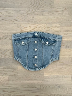 Gina Tricot Jeanstopp - S, blå - Mycket bra skick. Inga tecken på användning Jeanstopp från Perfect Jeans‑kollektionen, storlek S, blå Knappar framtill Normal passform Inga fläckar eller defekter