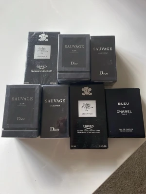 Parfymer från Dior, Creed och Chanel - Samling exklusiva parfymer: Dior Sauvage i flera varianter, Creed Aventus och Bleu de Chanel. Du kan köpa alla på en gång för ca 1750 eller köpa en för 250 kr st. Alla flaskor är i eleganta svarta förpackningar med stilrena detaljer. Perfekt för dig som gillar lyxiga och klassiska dofter. 