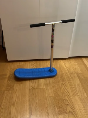 Blå stutsmattekick med T-styre - En perfekt present till en 6/14 åring. Lägg gärna bud!