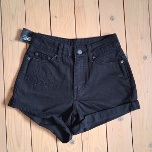Svarta high waist shorts Cheap Monday - Svarta högmidjade shorts från Cheap Monday. Storlek W24. Midja ca 63 cm (ca 31,5 cm rakt över). 