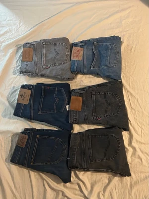 Jeans bulk - Säljer 6 par jeans, 2 Lee, 2 Levis, 1 Replay och 1 Persson. Alla är i W31 o L32 utom Pearson som är w 32/32 och replay som är i 30/32. Alla är i nyskick och nypris är ca 5500-6000kr. Modellerna är: Lee Luke, Replay Rocco, Levis 502 och 511 och pearson står det bara tapered på. Hör av er om ni vill köpa enskilda eller alla. Pris kan diskuteras