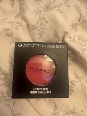 MAC Sheertone Blush i rosa nyans - MAC Sheertone Blush är ett puderrouge i en snygg rosa nyans. Kommer i en rund dosa med genomskinligt lock och svart förpackning. Perfekt för att ge kinderna en naturlig och fräsch färg. Lätt att applicera och bygga upp till önskad intensitet.