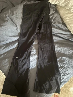 Tränighsthigts  - Säljer dessa tights i storlek S då de tyvärr är för korta för mig. Aldrig använda, har tyvärr slängt lapparna och påsen då jag trodde de skulle passa mig därav kan jag inte skicka tillbaka. Pris går att diskuteras