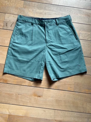 Golf shorts  - Ett par riktigt snygga och bekväma golf short som också en ett plagg från golfkollektionen kopplad till den legendariska golfaren Arnold Palmer!