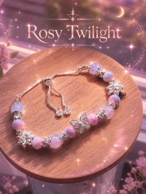 Rosy🌸Twilight Amband - Armband med justerbar silverfärgad kedja, dekorerat med pastellfärgade pärlor i rosa och lila toner. Silvriga fjärilar och en glittrig fjäril i mitten. Perfekt för dig som gillar söta accessoarer med magisk känsla.
