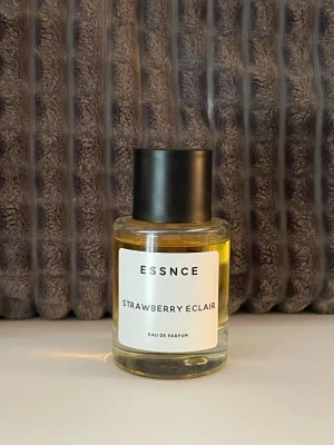 ESSNCE Strawberry Eclair  - En parfym från ESSNCE med doften Strawberry Eclair. Se bilder för mängd kvar och noter. 50ml flaska 