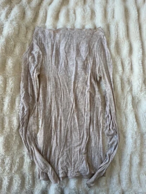 Beige tunn stickad tröja Intimissimi - Superskön och tunn stickad tröja från Intimissimi i beige nyans. Tillverkad i ultralätt kashmirblandning som känns lyxig och mjuk mot huden. Tröjan har långa ärmar och enkel, klassisk design som passar till allt.