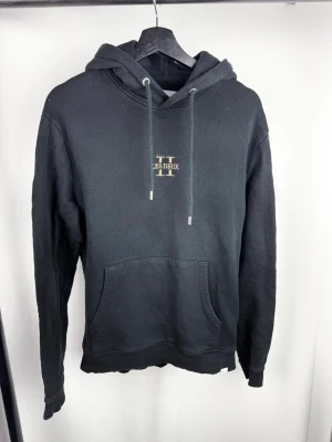 Les Deux Hoodie - 🌸 INFO OM PLAGGET 🌸  ☑️ Märke: Les Deux ☑️ Storlek: Medium ☑️ Färg:  Svart ☑️ Skick: ⭐⭐⭐⭐⭐  ✨ Detaljer: ☐ Inga hål ☐ Inga fläckar ☐ Nytvättad ☐ Rökfritt hem ☐ Djurfritt hem  📏 Passform: ☑️ Normal   📦 Skickas snabbt. 💬 Skriv gärna om du vill ha fler bilder eller mått. 🤍 Paketrabatt vid köp av flera annonser. 🌟 Titta gärna på mina andra annonser!