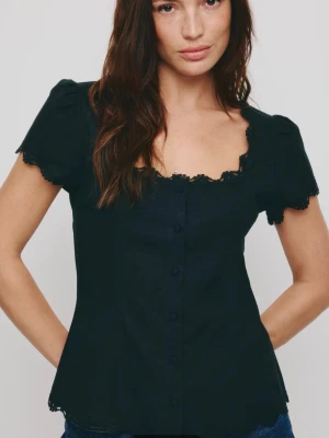 Svart blus med spetsdetaljer - Svart topp från bik bok. Helt ny och aldrig använd. Storlek S.