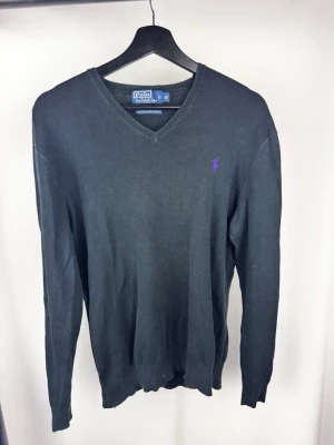 Ralph Lauren Tröja - 🌸 INFO OM PLAGGET 🌸  ☑️ Märke: Ralph Lauren ☑️ Storlek: Medium ☑️ Färg: Svart ☑️ Skick: ⭐⭐⭐⭐⭐  ✨ Detaljer: ☐ Inga hål ☐ Inga fläckar ☐ Nytvättad ☐ Rökfritt hem ☐ Djurfritt hem  📏 Passform: ☑️ Normal   📦 Skickas snabbt. 💬 Skriv gärna om du vill ha fler bilder eller mått. 🤍 Paketrabatt vid köp av flera annonser. 🌟 Titta gärna på mina andra annonser!