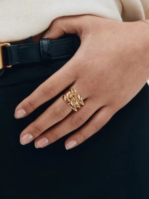 Trendig Edblad guldring med nitar - Säljer denna sjukt snygga och populära edblad ringen i guld! Passar perfekt som accessoar till vilken outfit som helst. Har ej används då jag råkade köpa två av samma🥰
