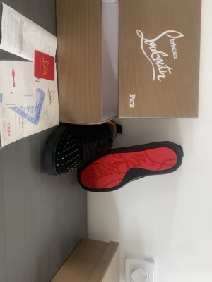 svarta louboutins - Helt nya svarta louboutins i storlek 44. perfekt skick och kvalité. passar väldigt bra nu inför sommaren och hösten. öppen för bud och andra frågor.           Skickar oftast inom 0-2 dagar👌osäker om autentisk pga köpt fr vinted