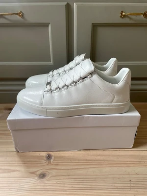 Balenciaga ARENA Skor White  - Säljer ett par riktigt feta Balenciaga Arenas i storlek 43 🤟| White distressed | I princip nya med box ✔️ | Bara o slänga iväg ett DM vid fråga och prisförslag är alltid välkomna 😊