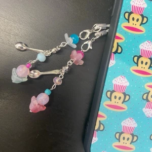 Cupcake phonecharm - 100% handgjorda av mig! Pris endast för en,kontakta gärna innan du köper direkt o fråga om vilken du vill ha, går också att köpa tillsammans för att matcha med sin vän💖🧁  #trinket #kpop #anime #keychain #swag #jujutsukaisen #shoujo #straykids #enhypen #aespa #lesserafim #cortis  #attackontitan #kiminitodoke #coquette #gyaru #strangerthings #alt #emo #scene #retro #japanese #chinese #alt #scene #emo #coquette #shopkins #decora #chic #sonnyangel #smiski #jellycat #labubu #paulfrank #sanrio #kawaii