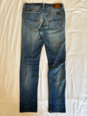 Vintage Nudie Jeans - Tube Tom - Tjjaaa!! Säljer mina tube tom i storleken 31/32😳passformen är en slim fit och de har en helt sjuk wash😤tvecka inte på att skriva ifall ni har några frågor✌️