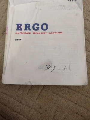 ERGO Fysik kursbok Liber - Kursbok i fysik med titeln ERGO av Jan Palsgård, Göran Kvist och Klas Nilson. Boken har vit framsida med blå och röd text. Perfekt för gymnasiet eller högskolestudier inom naturvetenskap.