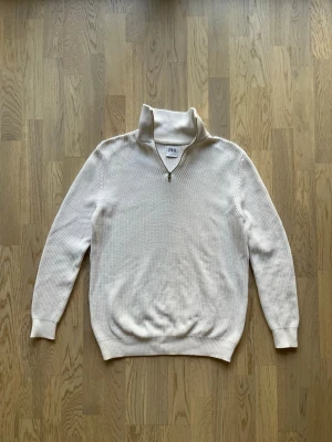 Zara halfzip-tröja - M, vit - Mycket bra skick. Inga tecken på användning.  Halfzip-tröja från Zara, storlek M, vit Grovstickat material, normal passform. Halfzip med polokrage.  Bröstvidd: 53 cm Längd: 68 cm Inga defekter