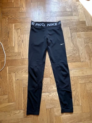 Svarta Nike Pro träningstights  - Säljer ett par svarta Nike Pro träningstights i barnstorlek XL som motsvarar XS i vuxenstorlek.