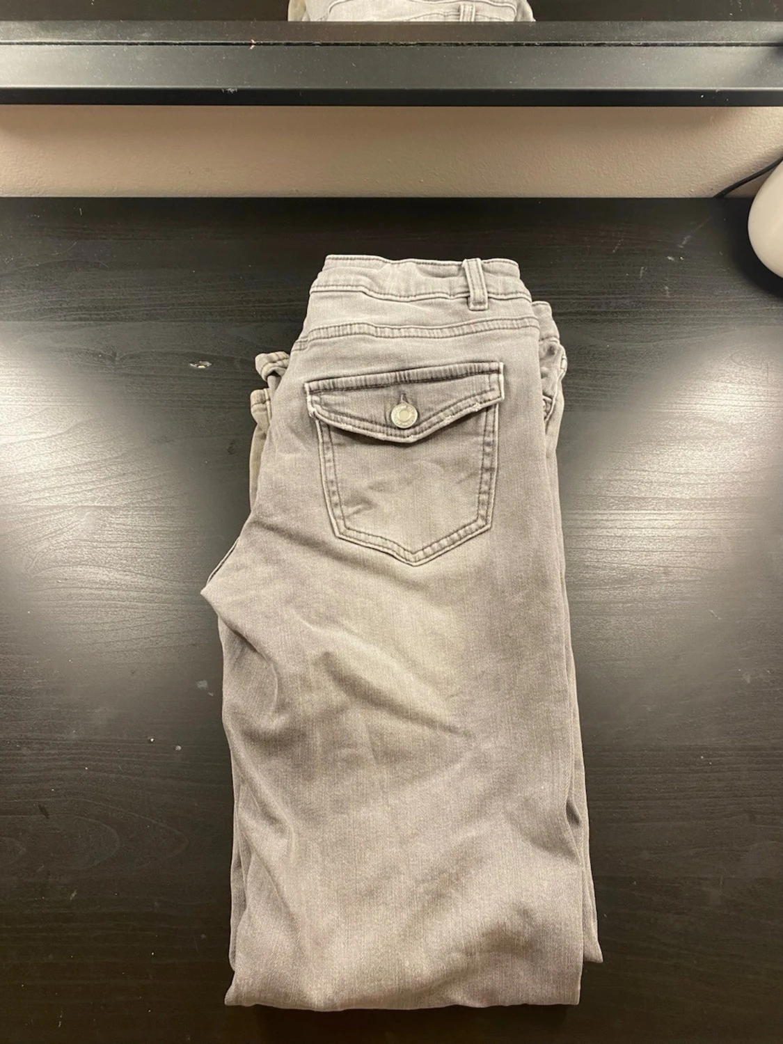 Gråa raka jeans med fickdetalj - 1