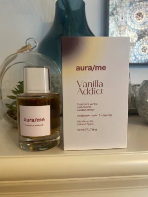 Aura/me Vanilla Addict 3ml - Säljer 3ml av Aura/Me Vanilla Addict, en parfym med doftnoter av söt vanilj, orchid och amber. Postar i bubbelkuvert och glasflaska. 