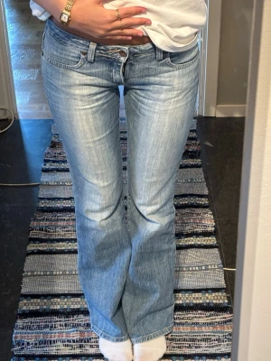 Ljusblå Lågmidjade bootcut jeans - Så fina men kommer inte till användning, midjemått är 36, är 160 för referens! Inga defekter 🩷.