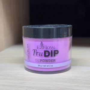 EZFlow TruDIP Dip Powder lila - EZFlow TruDIP Dip Powder i färgen 'That's My Jam' är ett dipping powder för naglar i en snygg lila nyans. Kommer i en rund plastburk med svart lock och innehåller 56 g.  Har lite repor/damm på förpackningen pga att den legat bland andra burkar, men inga problem med produkten.