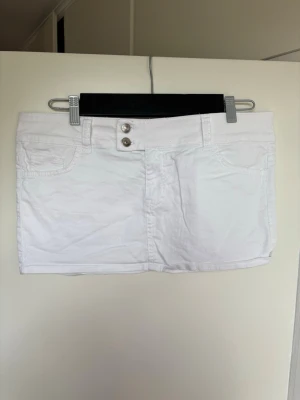 Vit mini jeanskjol - En vit minikjol i gott skick.