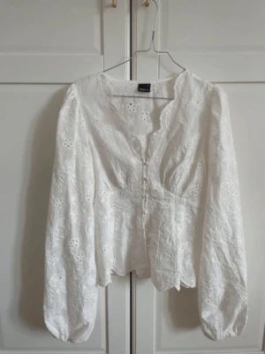 Vit broderad blus från Gina - Superfin vit blus med broderade blommor. Knappt använd. 