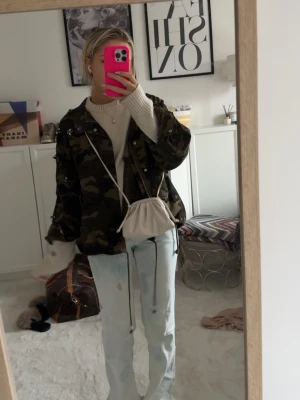 Kamouflage jacka H&M - Säljer min knappt använda jacka från H&M 