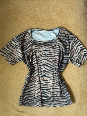 Y2K leopard topp - Super fin vintage Y2K topp som har leopard print. Den är i storlek S och har inga defekter 💞