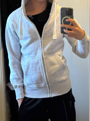 Russemerch hoodie  - Säljer denna ljusgrå rusemerch hoodien i storlek S hör av er vid frågor!!! 
