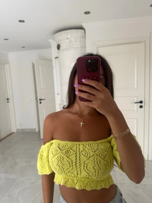 Ljusgrön stickad offshoulder croppad topp  - Säljer en ljusgrön stickad offshoulder topp med kort ifrån Zara, croppad passform och fina virkade detaljer. Toppen har volangkant nedtill och är perfekt för sommarens varma dagar. Superfin att styla med jeans eller kjol!