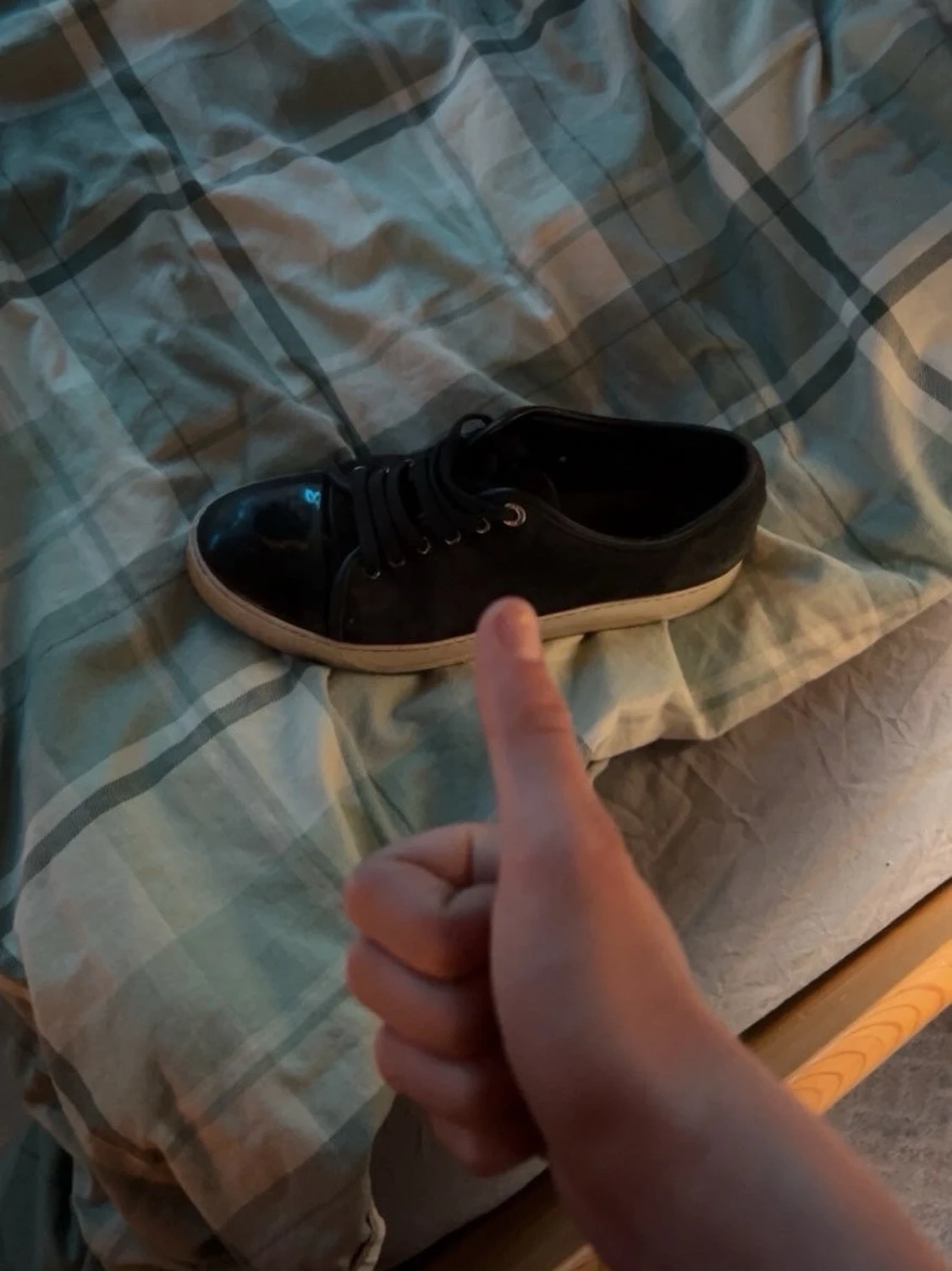 Svart sneaker med vit sula