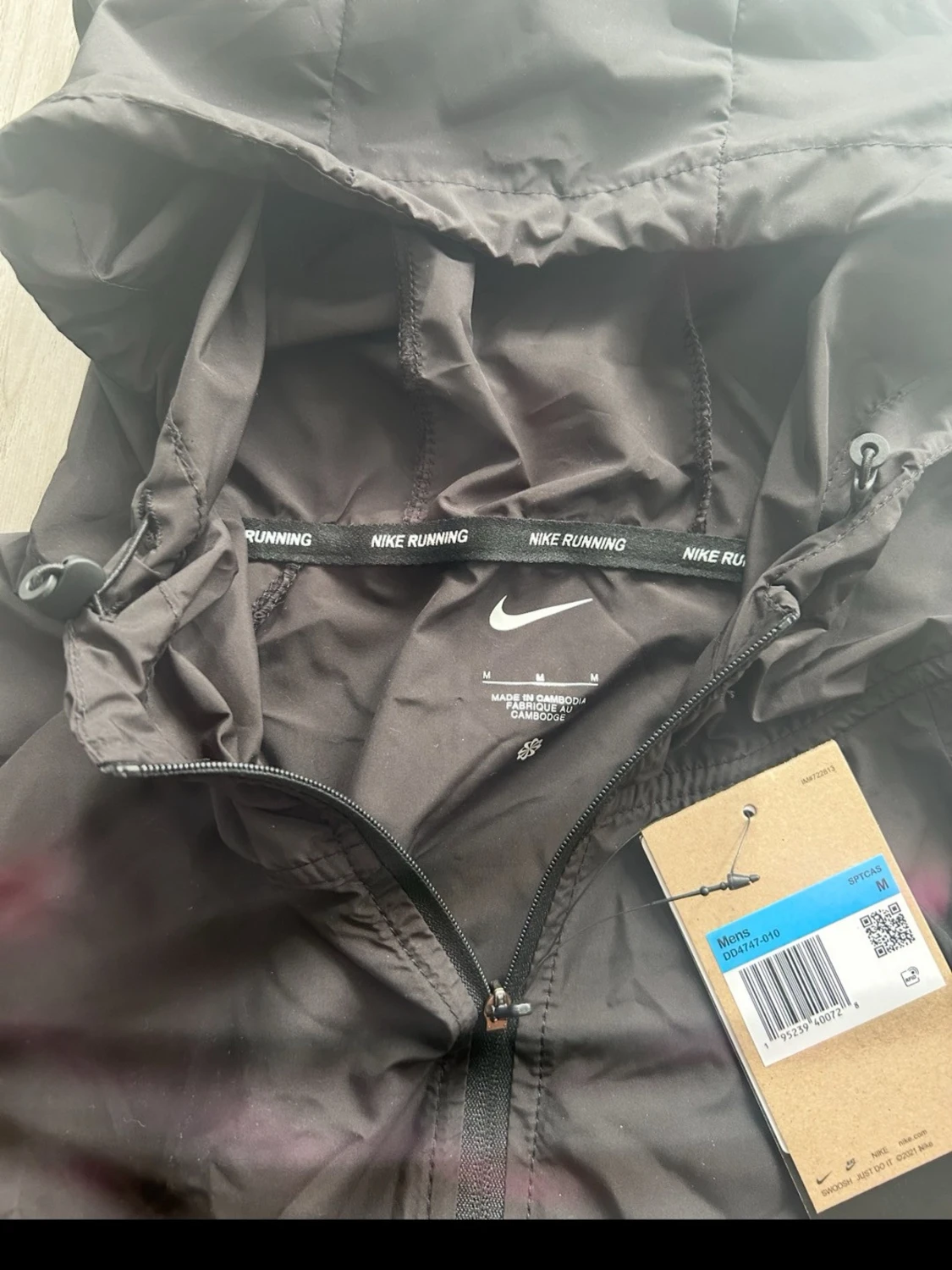 Svart vindjacka med huva från Nike - 3