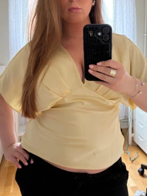 Satinblus  - En superfin gul satinblus från ginatricot som endast är testad, prislapp finns kvar, passar dig som vill ha en elegant stil 💖Storlek 42/L, nypris 299!