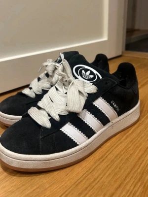 Adidas campus skor - Använda en del men fortfarande i väldigt fint skick. Endå slitningen är väll egentligen att de har skavts inne vid hälen samt att de börjat bli lite noppriga precis där man stoppar in foten vid övre kanten❤️ utöver det i väldigt fint skick