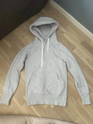 Grå Russelerch hoodie - Detta är en grå Russemerch hoodie i storlek XS. Passformen på tröjan är ganska smal eftersom det är en unisex. Har endast använt den ett fåtal gånger så därav är den i mycket mycket bra skick. Säljer den pga att den nu är för liten och användes ändå knappt. Har du frågor??? Fråga!!!