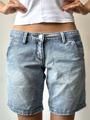Lågmidjade jeansshorts - Fint skick! Midjemått: 76cm
