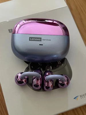 Lenovo Bluetooth hörlurar Nya - Trådlösa Lenovo hörlurar i färgen Lila Aldrig använda  Lenovo LE302 Wireless Earbuds   Technical specifications  * Audio output quality: Stereo * Battery capacity: 35.00 mAh * Battery capacity wh: 0.67 W * Battery life: 4 Hours * Battery type: Lithium-ion polymer * Bluetooth: true * Bluetooth version: 6.0 * Built in microphone: true * Charging time: 1.50 h