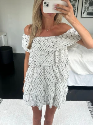 Prickig klänning - Prickig klänning från Zara, storlek S💕
